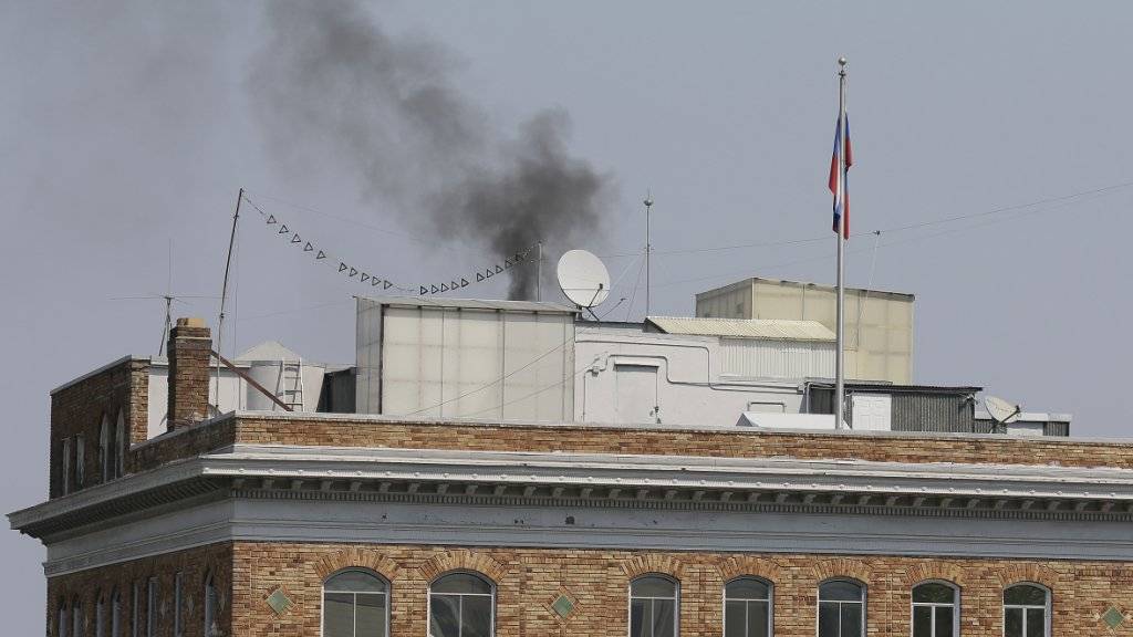 Vom Dach des russischen Generalkonsulats in San Francisco steigt am Freitag schwarzer Rauch auf.
