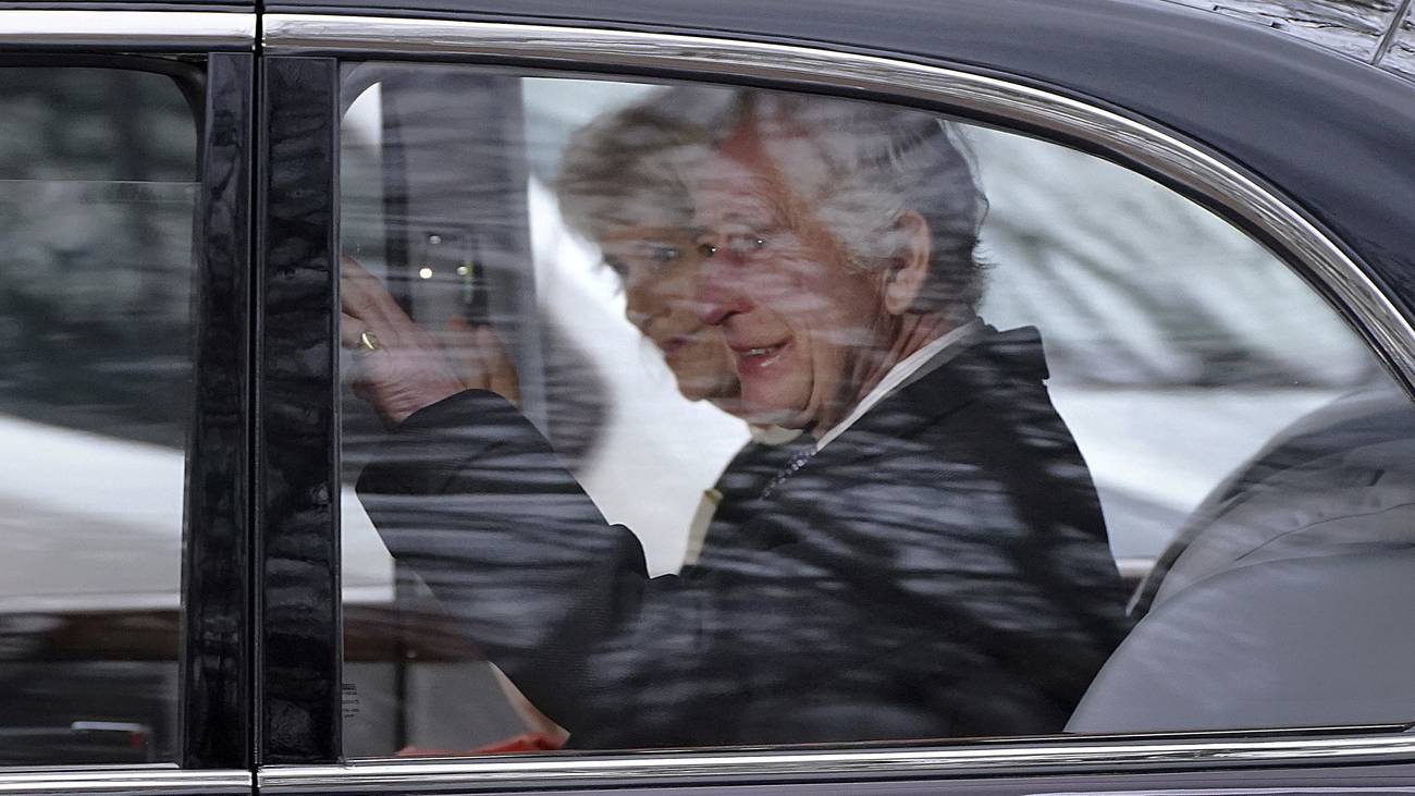 König Charles winkt trotz seiner Krebserkrankung. Seine Gattin Camilla begleitet ihn durch die schwierige Zeit.
