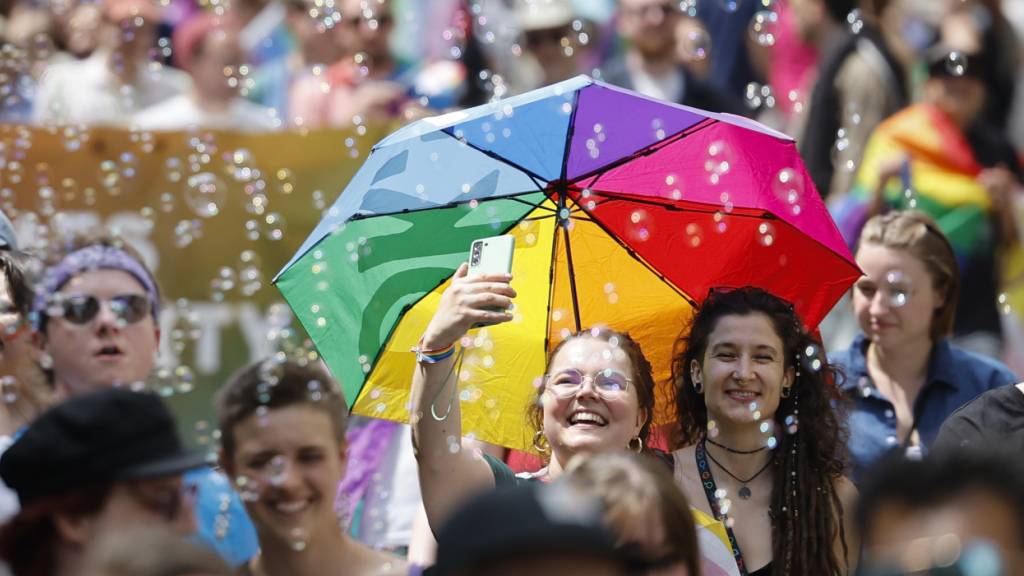 Tausende Menschen habe am Samstag in Bern für die Anliegen queerer Menschen demonstriert.