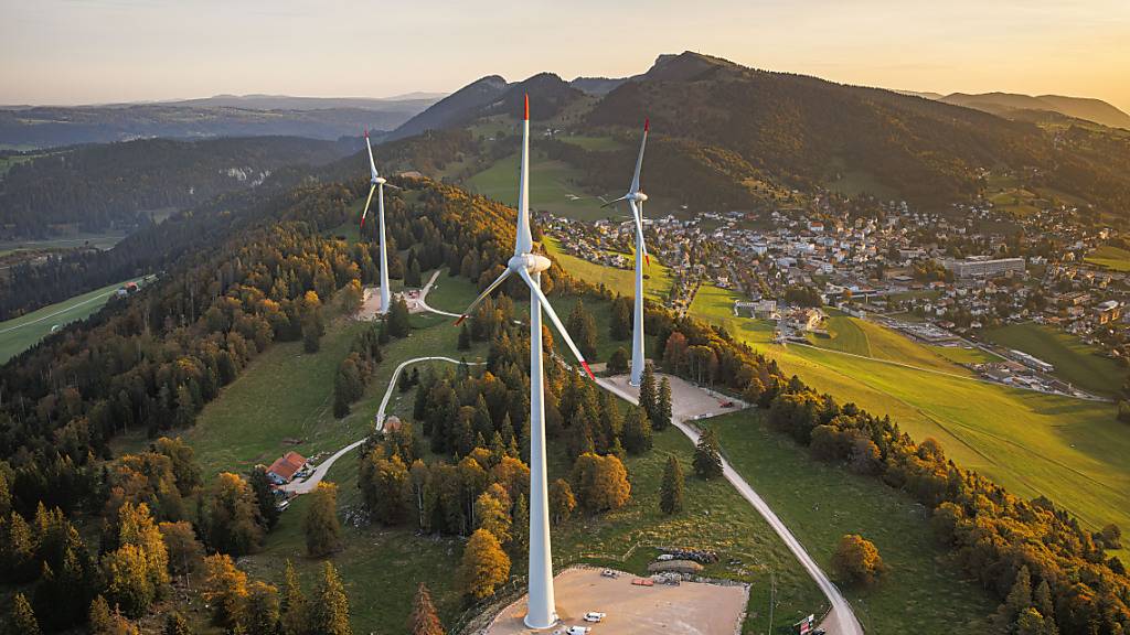 Der 2023 eröffnete Windpark bei Sainte-Croix VD. Im Kanton Luzern sollen in den nächsten Jahren grössere Windkraftwerke erstellt werden. (Archivaufnahme)