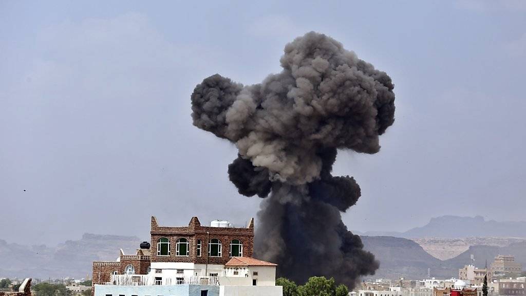 Rauch über Sanaa nach einem Luftangriff der saudisch geführten Koalition gegen Jemen: Die USA liefern weiter Waffen an Saudi-Arabien. (Archivbild)