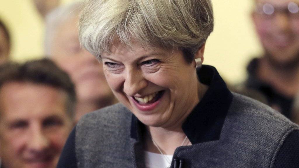 Die britische Premierministerin Theresa May kann sich freuen - ihre Partei legt bei Umfragen deutlich zu. (Archivbild)