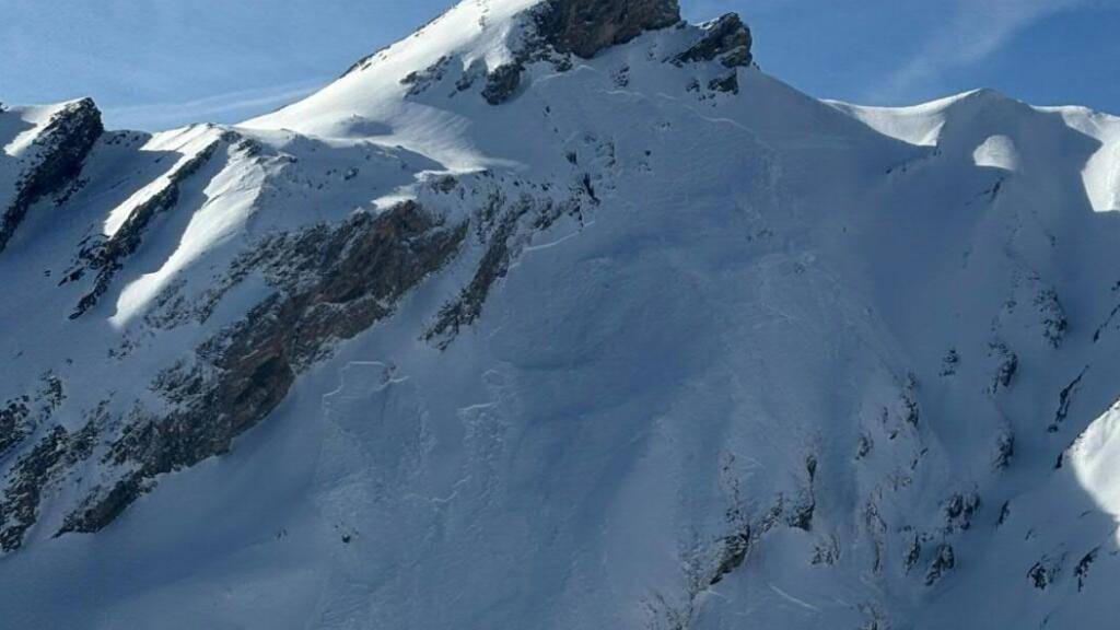 Bei einem Lawinenniedergang im Gebiet Chamoson im Wallis sind zwei Skitourengänger ums Leben gekommen, eine weitere wurde verletzt.