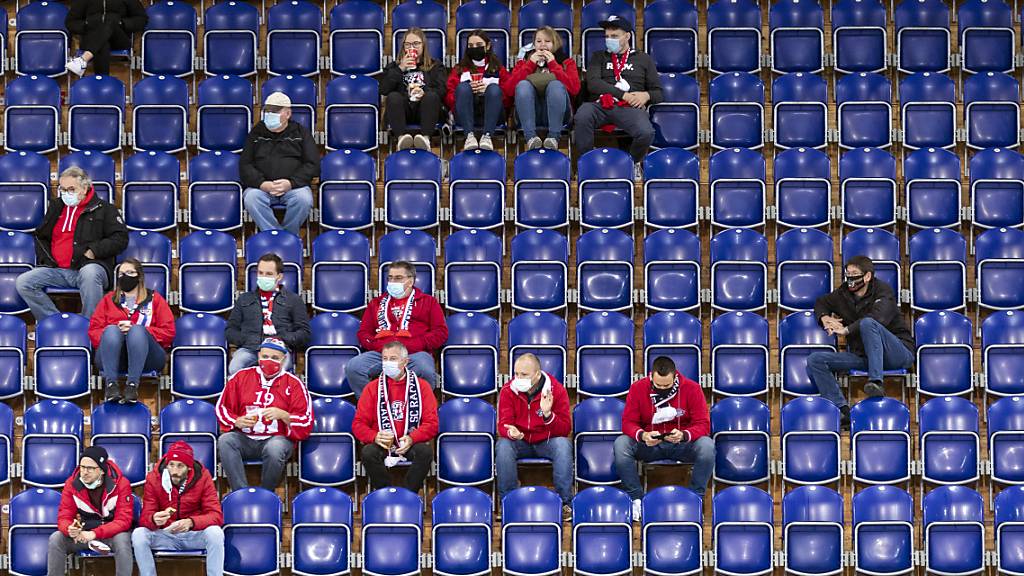 In den meisten Stadien der National League (hier in Rapperswil) blieben mehr Sitze frei als in der Zeit vor Corona
