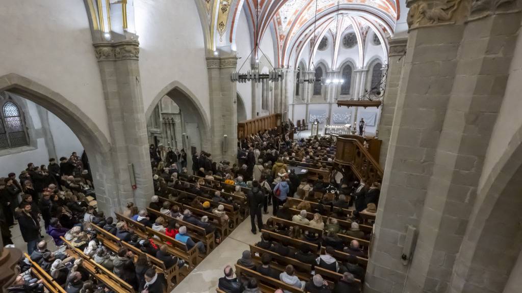 Mehrere hundert Menschen versammelten sich am Samstagabend in der Kirche von Lutry im Waadtland im Gedenken an die Opfer der Brandkatastrophe von Crans-Montana.