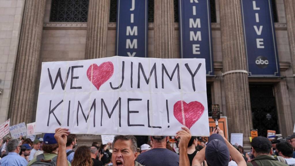 dpatopbilder - Oscar Villanueva hält ein Schild vor dem El Capitan Entertainment Centre, wo die Late-Night-Show «Jimmy Kimmel Live!» produziert wurde. Foto: Jae C. Hong/AP/dpa