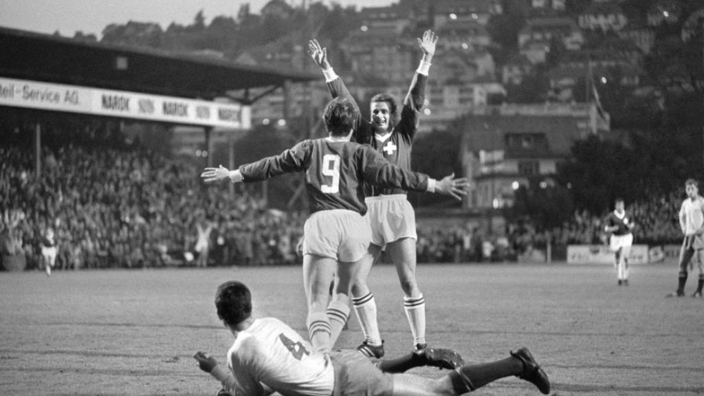 Am 24. Mai 1967 jubelt Rolf Blättler mit Fritz Künzli (9) im Hardturm-Stadion in Zürich. Die Schweiz gewinnt das EM-Qualifikationsspiel gegen Rumänien 7:1. Nun ist Blättler im Alter von 81 Jahren verstorben