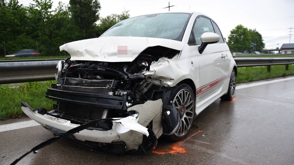 23-Jähriger schrottet sein Auto und muss ins Spital