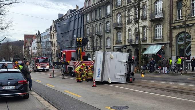 Bern: Lieferwagen-Anhänger umgekippt – Verkehr läuft wieder normal