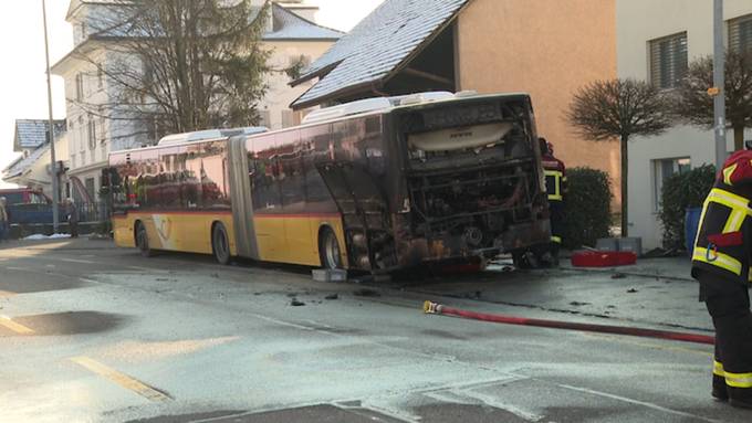 Linienbus gerät in Hausen in Brand