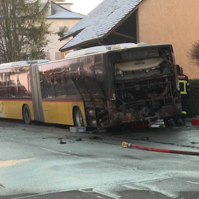 Linienbus gerät in Hausen in Brand