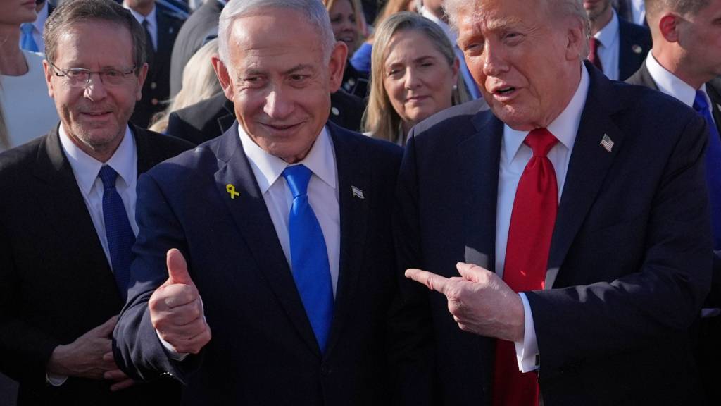 ARCHIV - Donald Trump (r-l), Präsident der USA, und Benjamin Netanjahu, Ministerpräsident von Israel, gestikulieren am Ben Gurion International Airport neben Izchak Herzog, Präsident von Israel.  Trump stiegt mit Zeitverzug in die Air Force One um nach Ägypten zu reisen. Foto: Evan Vucci/AP/dpa
