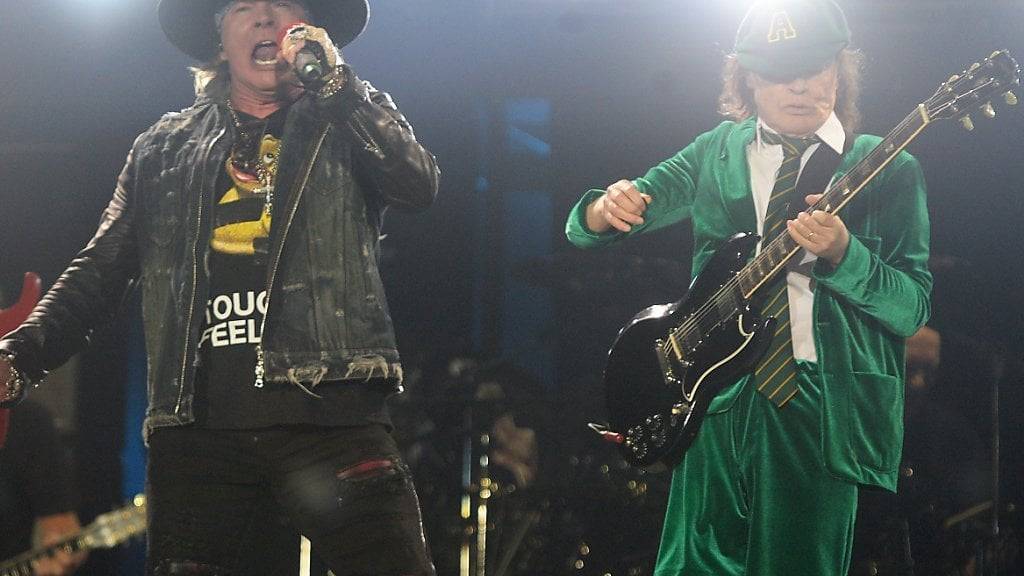 Gitarrist Angus Young (rechts) und Sänger Axel Rose auf der «Rock or Bust»-Tour - hier letzte Woche in Wien.