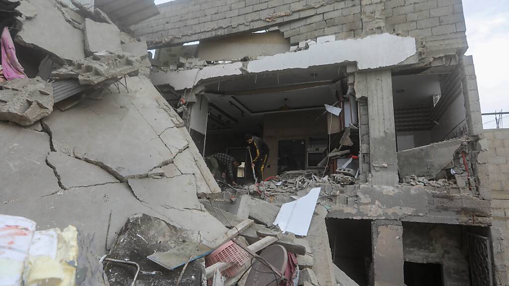 Menschen inspizieren ihre Häuser, die nach einer israelischen Razzia im südlichen Gazastreifen zerstört wurden. Foto: Mohammed Talatene/dpa