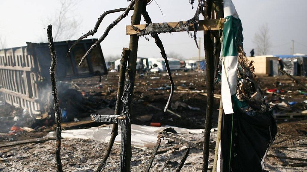 Teile des Flüchtlingscamps in Calais sind mittlerweile von den Behörden geräumt worden. (Archivbild)