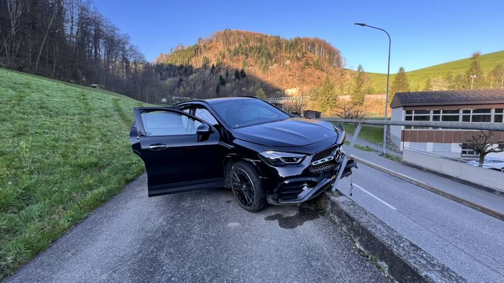 Ein 24-jähriger Autofahrer flüchtete quer durch die Schweiz vor mehreren Polizeipatrouillen. Die Verfolgungsfahrt endete unfreiwillig in Eptingen BL.