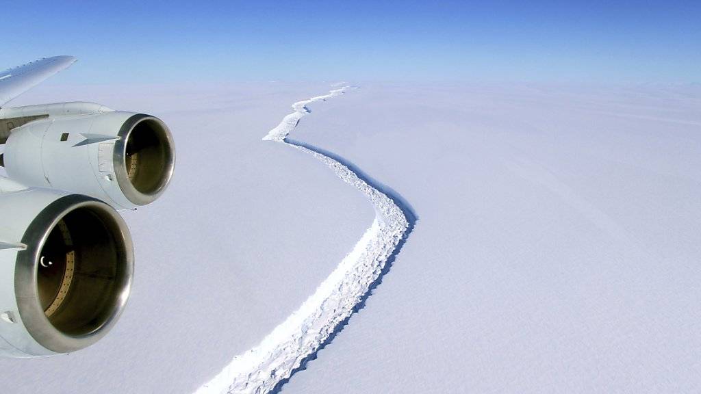 Der bereits seit langem beobachtete Riss im Larsen-C-Schelfeis in der Antarktis ist nur noch 13 Kilometer von der Eiskante entfernt und steht kurz vor dem Kalben. Damit löst sich ein wahrer  Eisgigant vom Schelfeis. (Archiv NASA)