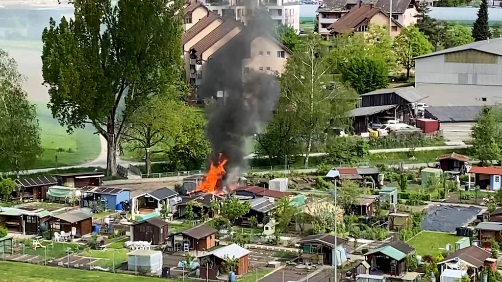 Gartenhaus in Schrebergarten brennt lichterloh