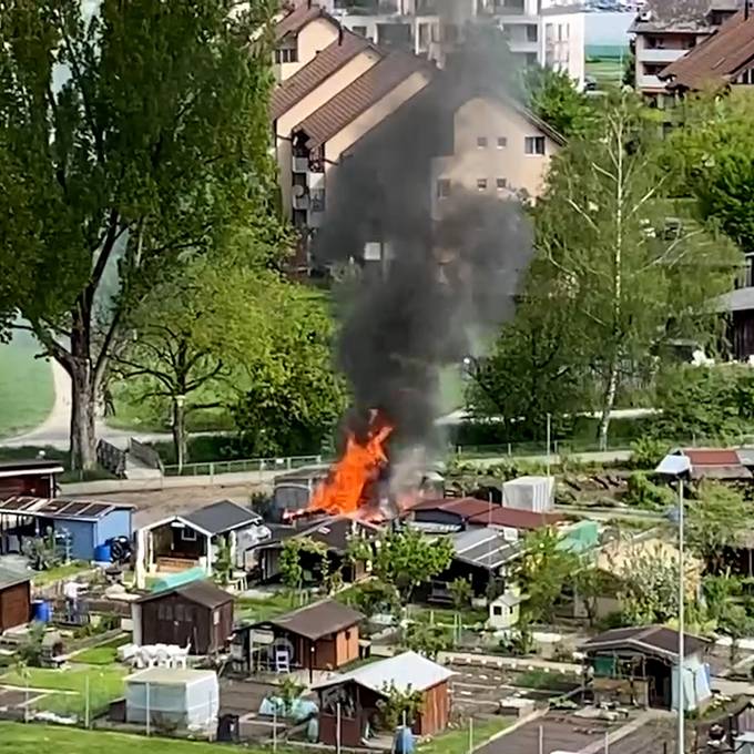 Gartenhaus in Schrebergarten brennt lichterloh