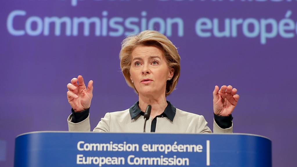 EU-Kommissionspräsidentin Ursula von der Leyen will beim EU-Budget für die kommenden Jahre angesichts der Coronavirus-Krise nochmals über die Bücher gehen. (Archivbild)