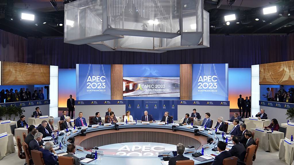 US-Präsident Joe Biden (M) nimmt an einer geschlossenen Tagung der Staats- und Regierungschefs auf dem Gipfel der Asiatisch-Pazifischen Wirtschaftsgemeinschaft (Apec) teil. Foto: Evan Vucci/AP