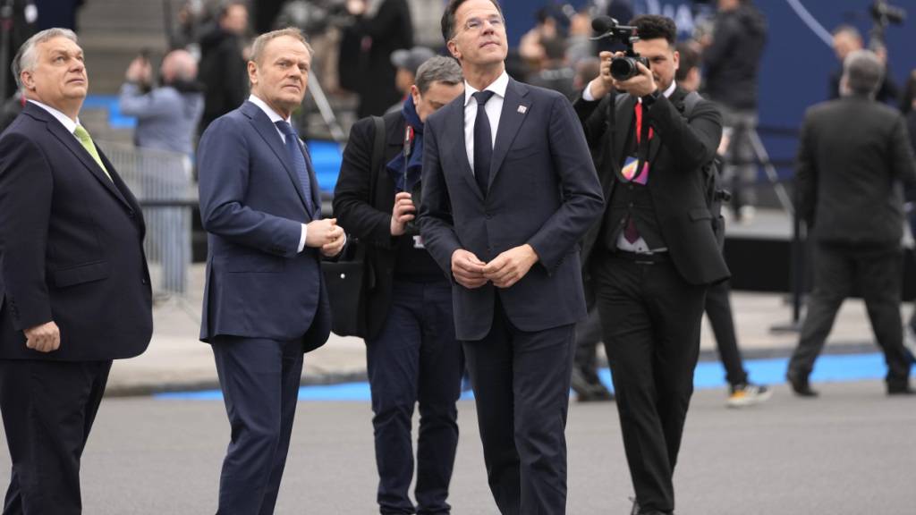 ARCHIV - Ungarns Ministerpräsident Viktor Orban, (l-r), blickt zusammen mit Polens Ministerpräsident Donald Tusk, und dem damaligen niederländischen Ministerpräsidenten Mark Rutte nach oben, nachdem sie sich während eines Kernenergie-Gipfels auf der Expo in Brüssel für ein Gruppenfoto aufgestellt haben. Foto: Virginia Mayo/AP/dpa