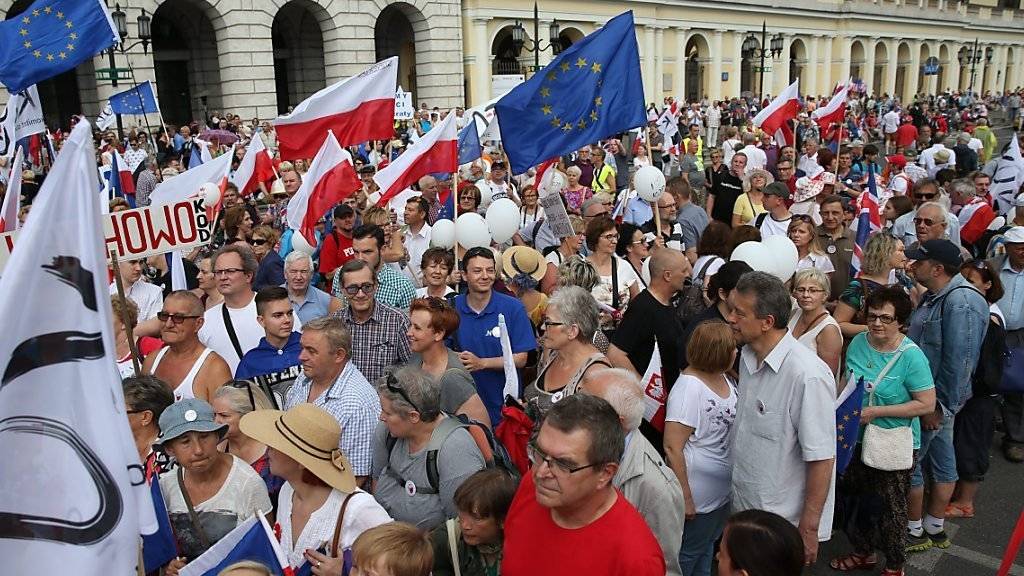 Tausende Menschen in zahlreichen Städten Polens haben an die erste teilweise freie Wahl 1989 erinnert.