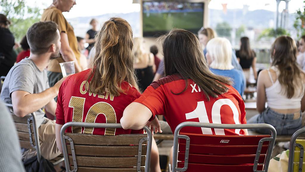 Schweizer Fans verfolgen den Match Schweiz gegen Portugal an der diesjährigen Fussball-Euro der Frauen am TV: 2025 könnten Spiele im Zürcher Letzigrund stattfinden.