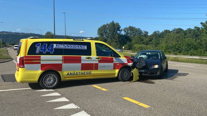 Zusammenstoss mit Ambulanz – zwei Personen verletzt