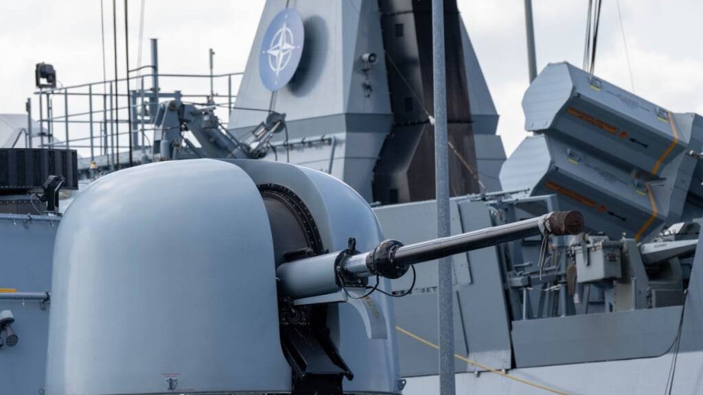 Blick auf das Bordgeschütz OTO Melara 76 mm der Korvetten «Magdeburg» im Marinestützpunktes Hohe Düne. Foto: Stefan Sauer/dpa