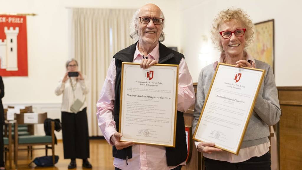 Claude und Dominique de Ribaupierre mit ihren Ehrenbürgerurkunden von La Tour-de-Peilz.