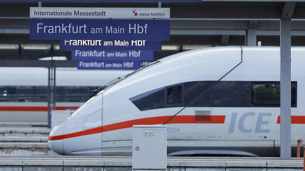 Hohe Kosten für Bau, Energie und Personal, gestiegene Zinsen und mehrere Streiks haben bei der Deutschen Bahn im vergangenen Jahr für einen happigen Reinverlust von 2,4 Milliarden Euro gesorgt. (Archivbild)