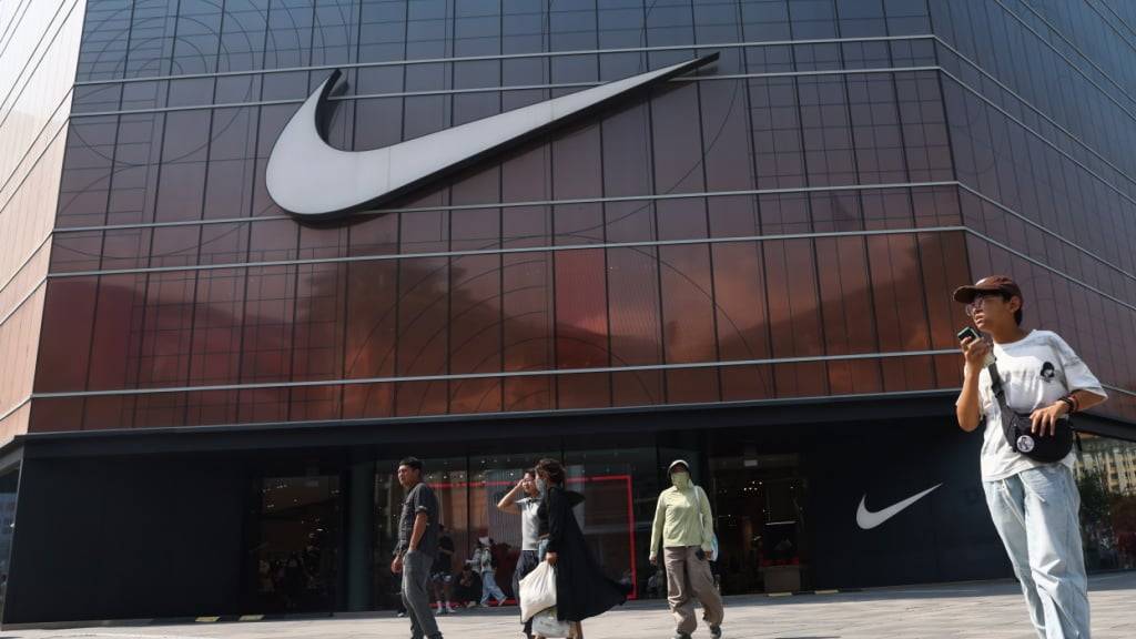 Der Grossteil der Sportartikel wird in Asien hergestellt. Für den US-Konzern Nike bedeuten die Importzölle von Präsident Donald Trump deshalb höhere Kosten bei Verkäufen im Heimatmarkt. (Archivbild)