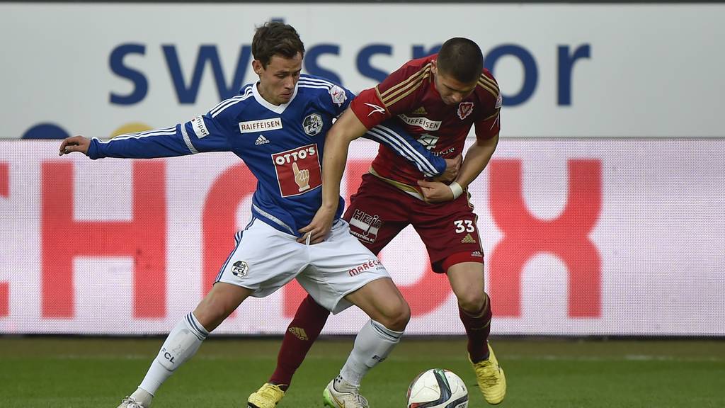 Clemens Fandrich (FC Luzern, links) gegen Vaduz-Spieler Mauro Caballero.