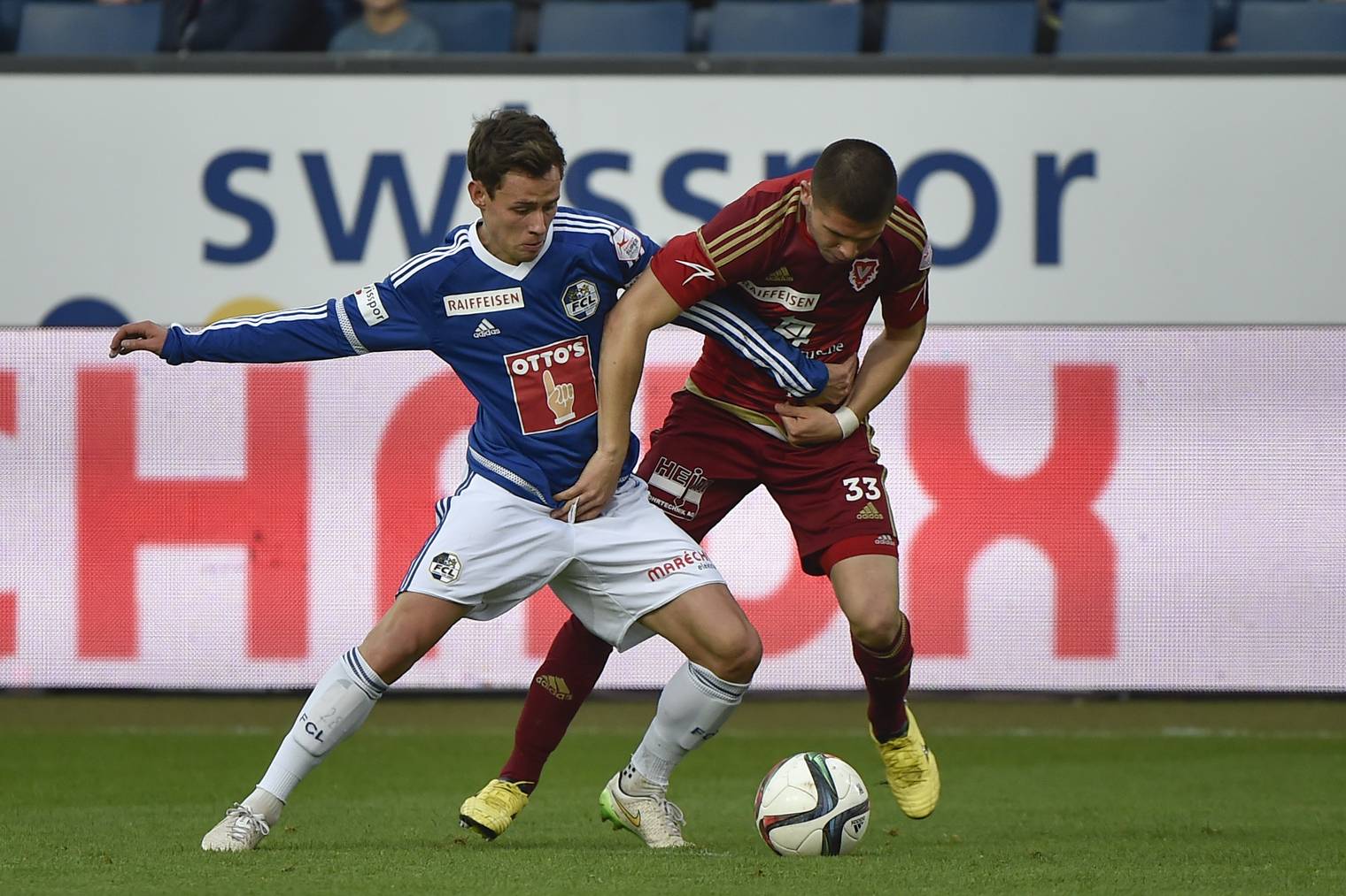 Clemens Fandrich (FC Luzern, links) gegen Vaduz-Spieler Mauro Caballero.