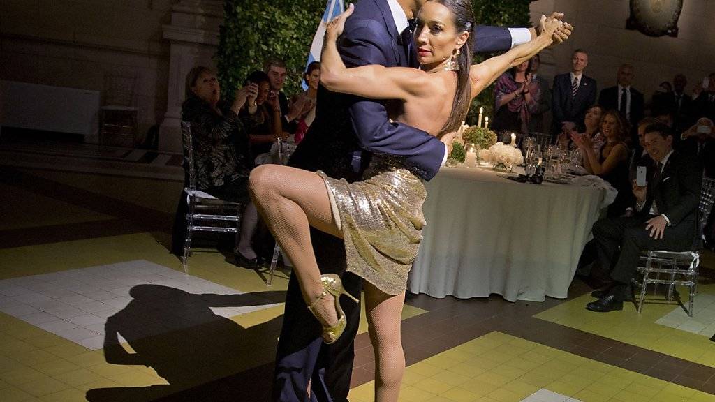 Ein Tänzchen mit dem mächtigsten Mann der Welt: Tangotänzerin Mora Godoy schmiegt sich an Barack Obamas Schulter. (Archivbild)