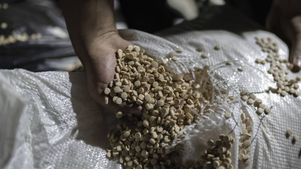 ARCHIV - Mitglieder der syrischen Sicherheitskräfte inspizieren Amphetaminpillen in einem militärischen Hauptquartier, in dem es vor dem Sturz der Regierung von al-Assad hergestellt wurde. Foto: Mosa'ab Elshamy/AP/dpa