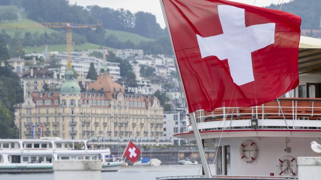 Eine Schweizerfahne weht im Wind eines Motorschiffs der SGV im Luzerner Seebecken des Vierwaldstättersee.