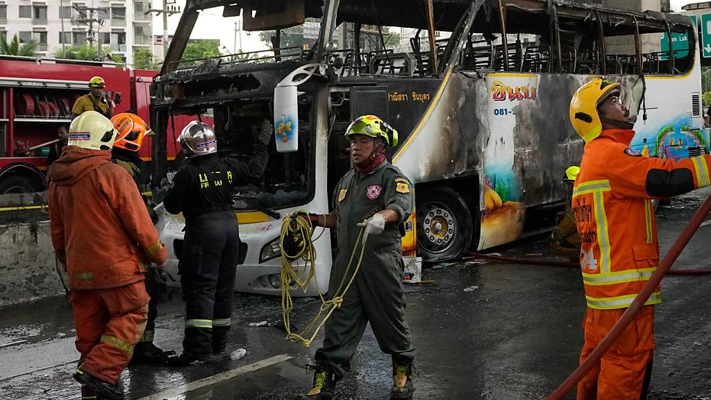 Nur 19 Menschen seien lebend aus dem Doppeldecker-Bus geborgen und in Krankenhäuser gebracht worden, hieß es. Foto: Sakchai Lalit/AP