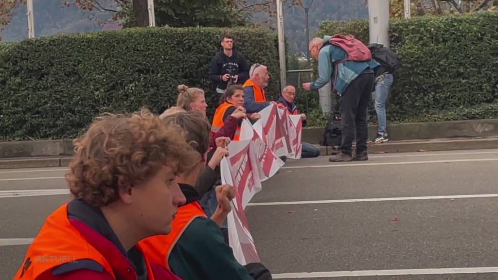 Klimaaktivisten blockieren Utoquai