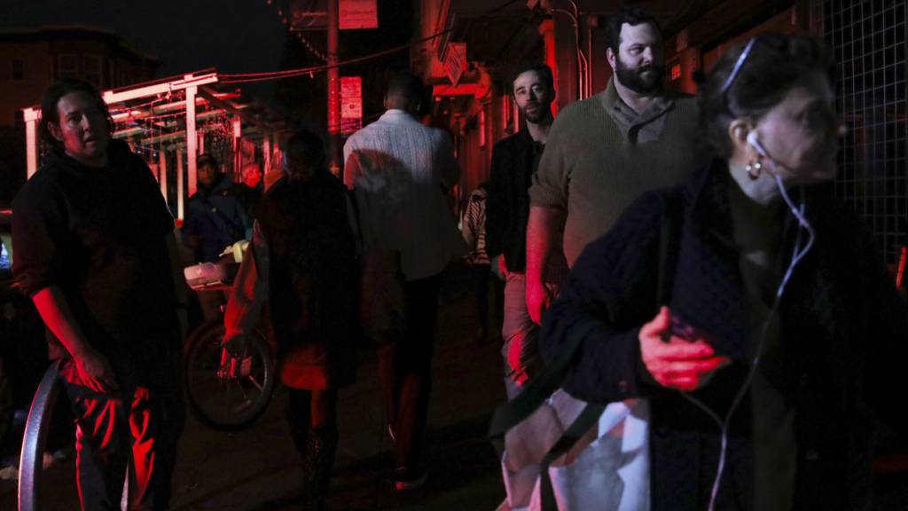 dpatopbilder - Fußgänger gehen im Dunkeln auf der Hayes Street nach einem großen Stromausfall in San Francisco. Foto: Yalonda M. James/San Francisco Chronicle/AP/dpa