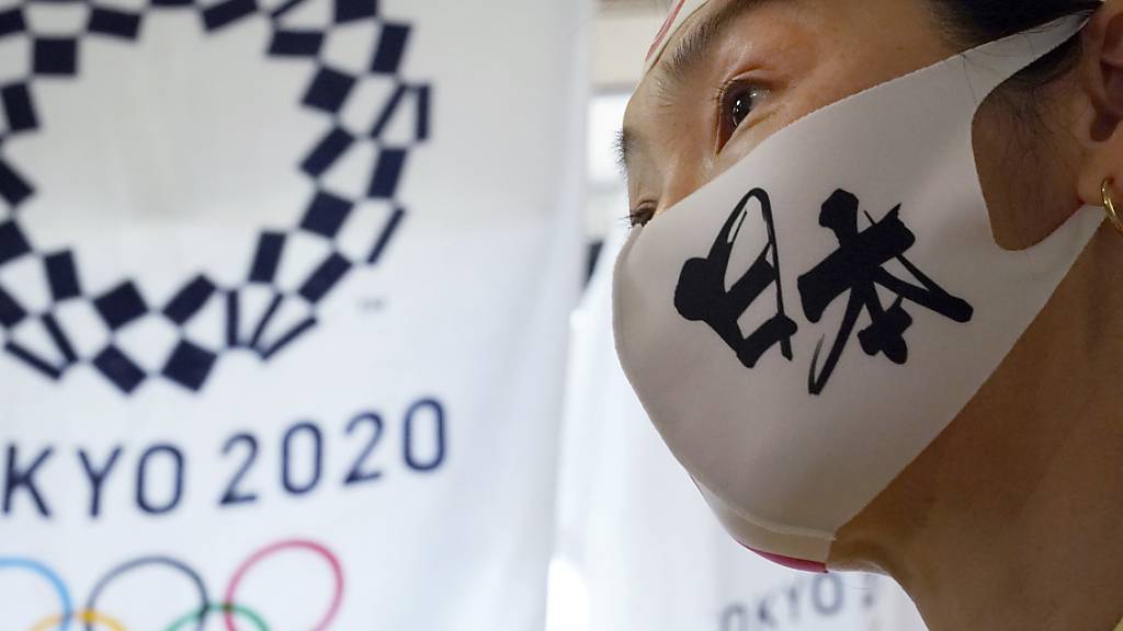 Die Schutzmaske für Fans: «Japan» heissen diese Zeichen übersetzt.