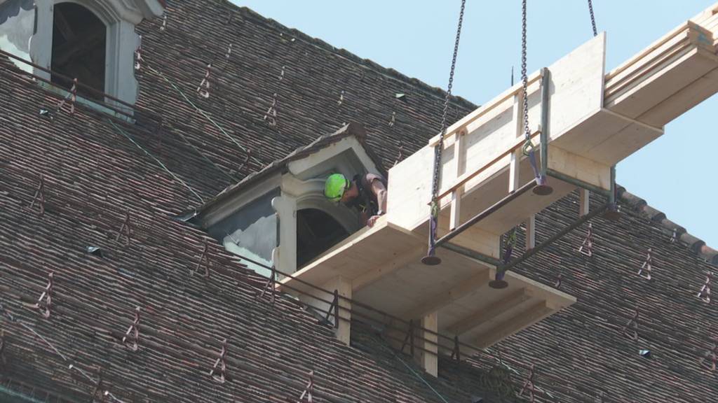 Spektakulärer Einsatz bei der Kathedrale St.Gallen: Neues Parkett wird mit einem grossen Kran durch ein kleines Fenster in die Kathedrale transportiert.