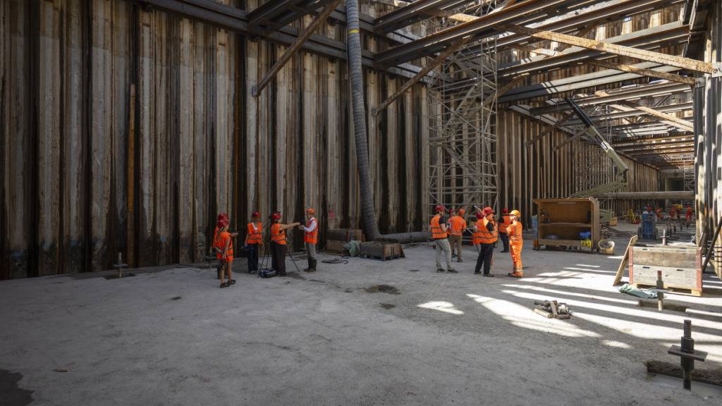 12 Meter unter der Wasseroberfläche wird am 90 Meter langen Auslaufkanal gearbeitet.