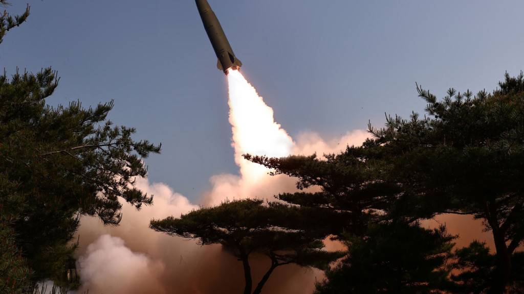 ARCHIV - Nach Angaben der staatlichen nordkoreanischen Nachrichtenagentur KCNA zeigt die Aufnahme den Testabschuss einer taktischen ballistischen Rakete. Foto: Uncredited/KCNA/KNS/dpa