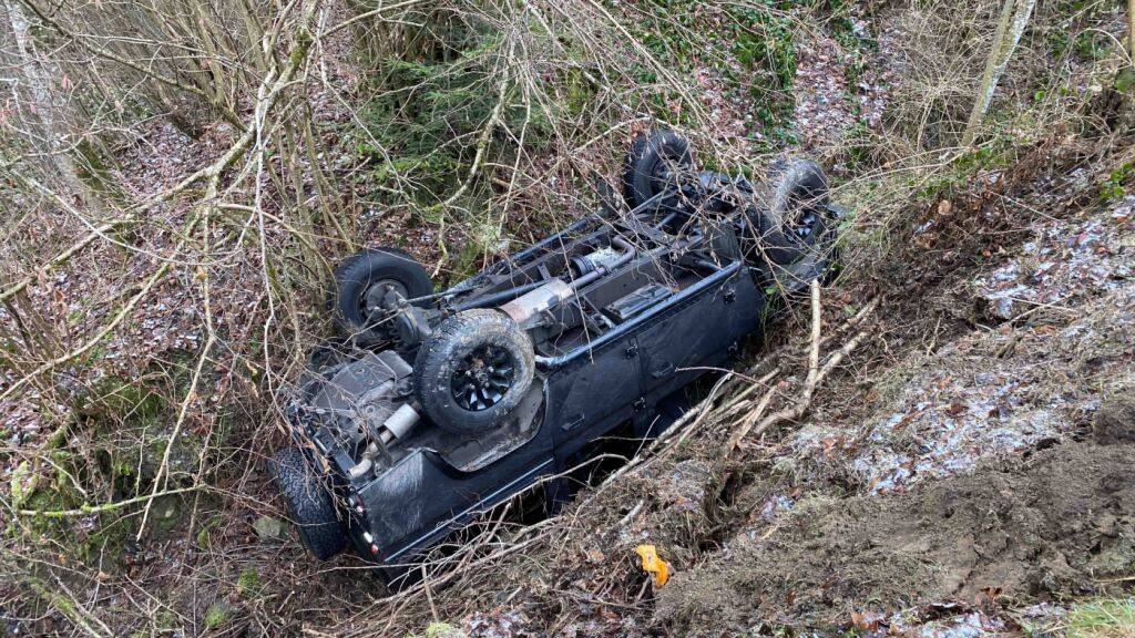 In Unterägeri ZG ist am Donnerstagmittag nach einem Unfall ein Auto in einem kleinen Bachbett gelandet. Der 63-jährige Lenker blieb unverletzt.