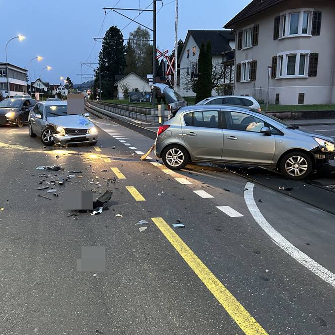 Auto landet nach Kollision in Oberkulm auf WSB-Gleis