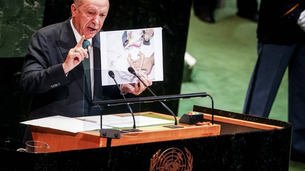 Recep Tayyip Erdogan, Präsident der Türkei, spricht bei der Generaldebatte der UN-Vollversammlung und zeigt dabei Fotos aus Gaza. Foto: Kay Nietfeld/dpa - ACHTUNG: Nur zur redaktionellen Verwendung im Zusammenhang mit der aktuellen Berichterstattung und nur mit vollständiger Nennung des vorstehenden Credits