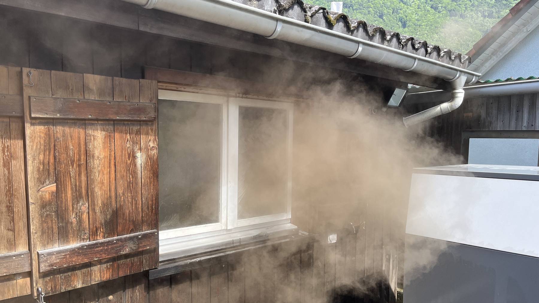 Der Rauch drang aus dem Werkstattfenster im Unterdorf in Schänis.