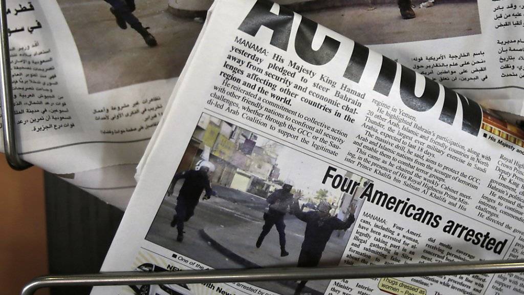 Zeitungen berichten in Bahrain von der Verhaftung der US-Reporter. Nun wurden diese des Landes verwiesen.